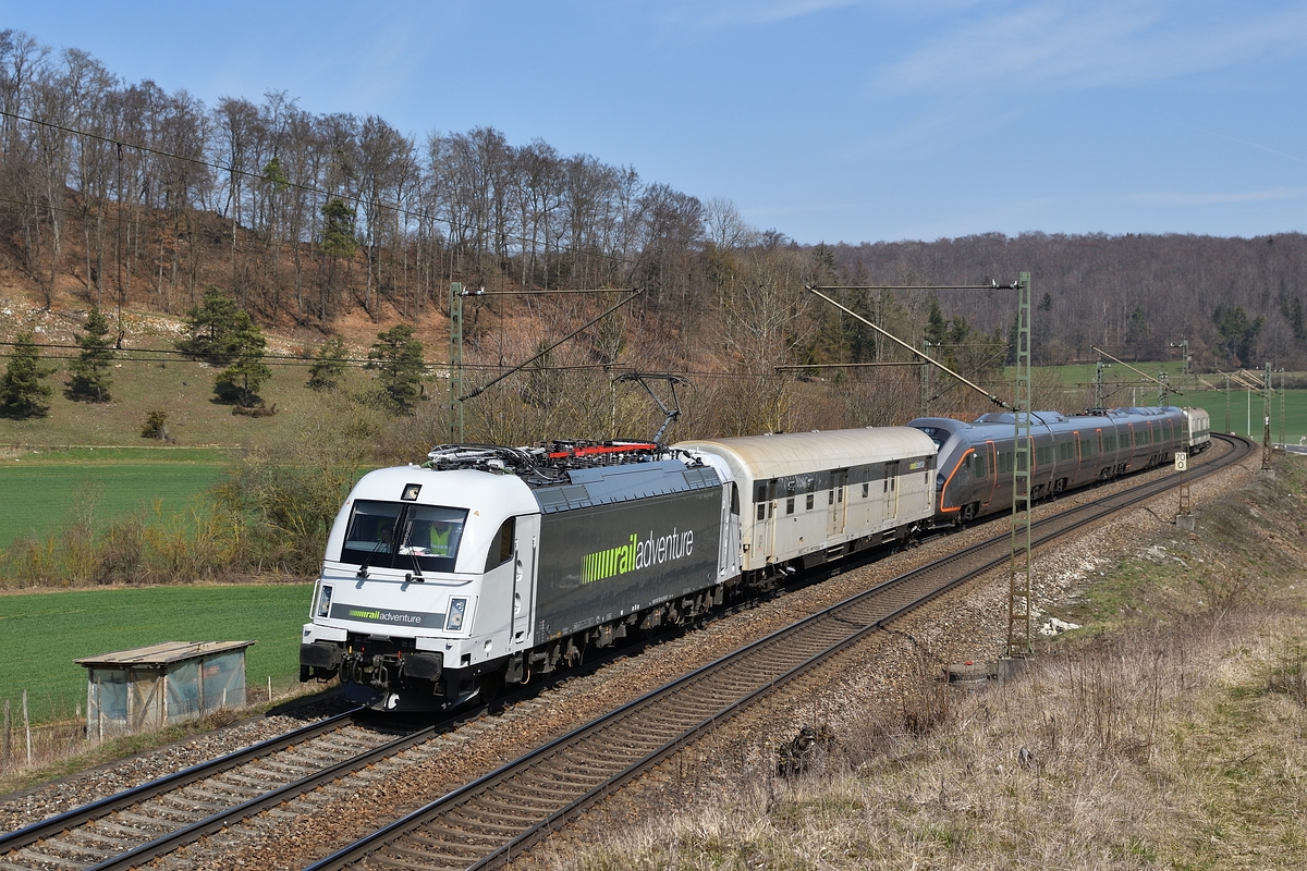 183 500 von Railadventure führte am 30. März 2019 mit einem CAF Flytoget Type 78 Messfahrten auf der Geislinger Steige durch. Das Bild zeigt den Zug bei Urspring.