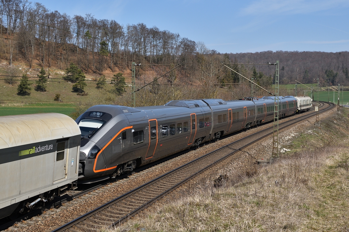 183 500 von Railadventure führte am 30. März 2019 mit einem CAF Flytoget Type 78 Messfahrten auf der Geislinger Steige durch. Das Bild zeigt den Zug bei Urspring.