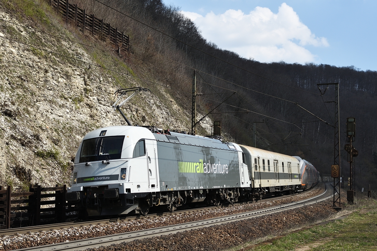183 500 von Railadventure führte am 31. März 2019 mit einem CAF Flytoget Type 78 Messfahrten auf der Geislinger Steige durch. Das Bild zeigt den Zug bei der letzten Talfahrt des Tages.