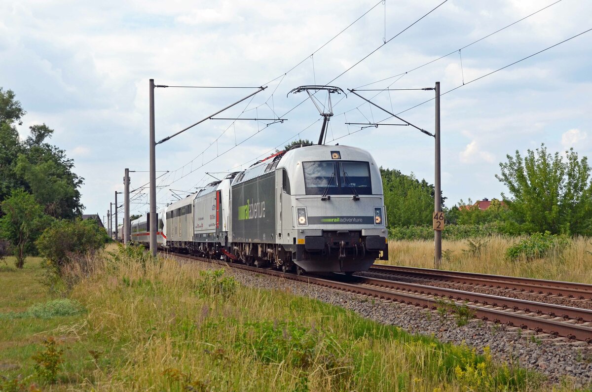 183 500 der railadventure führte am 25.06.23 eine Überführung, bestend aus 188 006 und dem ICE-Triebzug 9011, durch Greppin Richtung Bitterfeld. Der ICE-Triebzug bestand zum einen aus den beiden Triebköpfen und einem Mittelwagen sowie drei weiteren Mittelwagen.