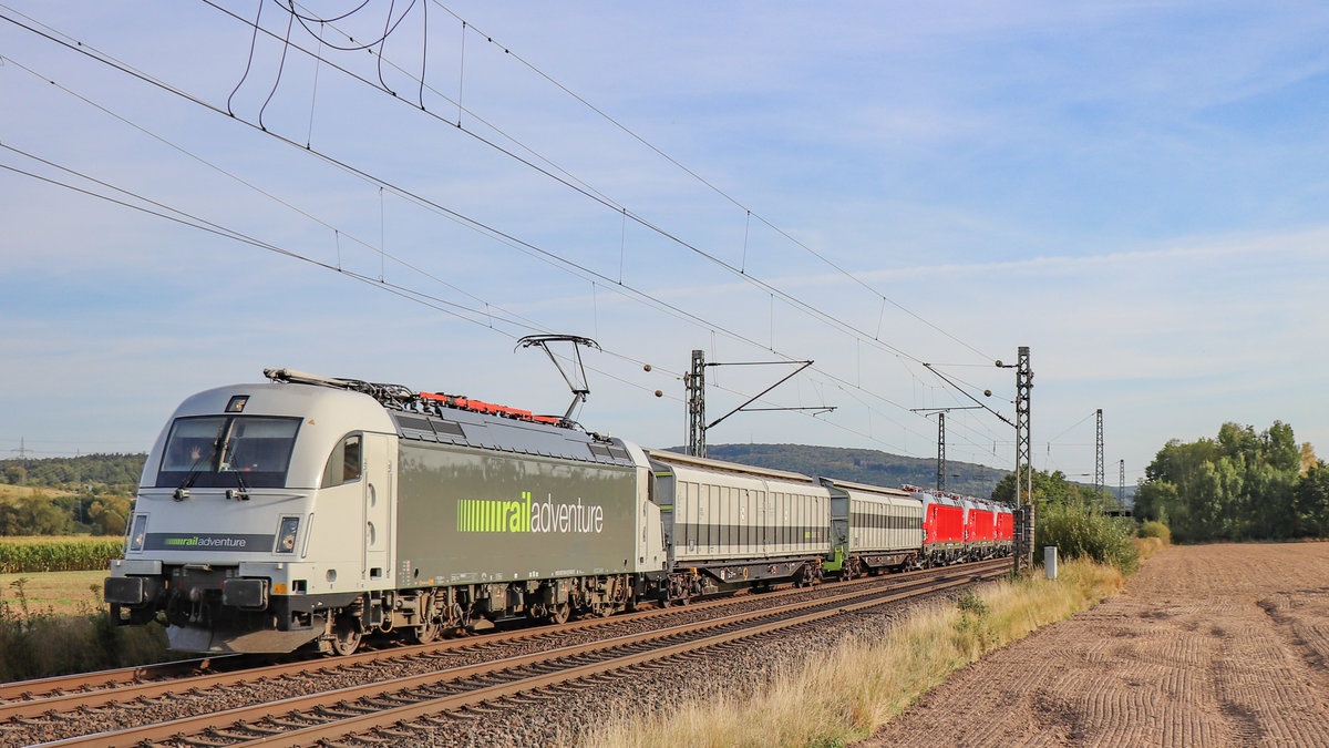 183 500 von RailAdventure mit 3 neuen DSB Vectron und am Zugschluss einer kalten 111er am 13.09.2020 bei Kerzell