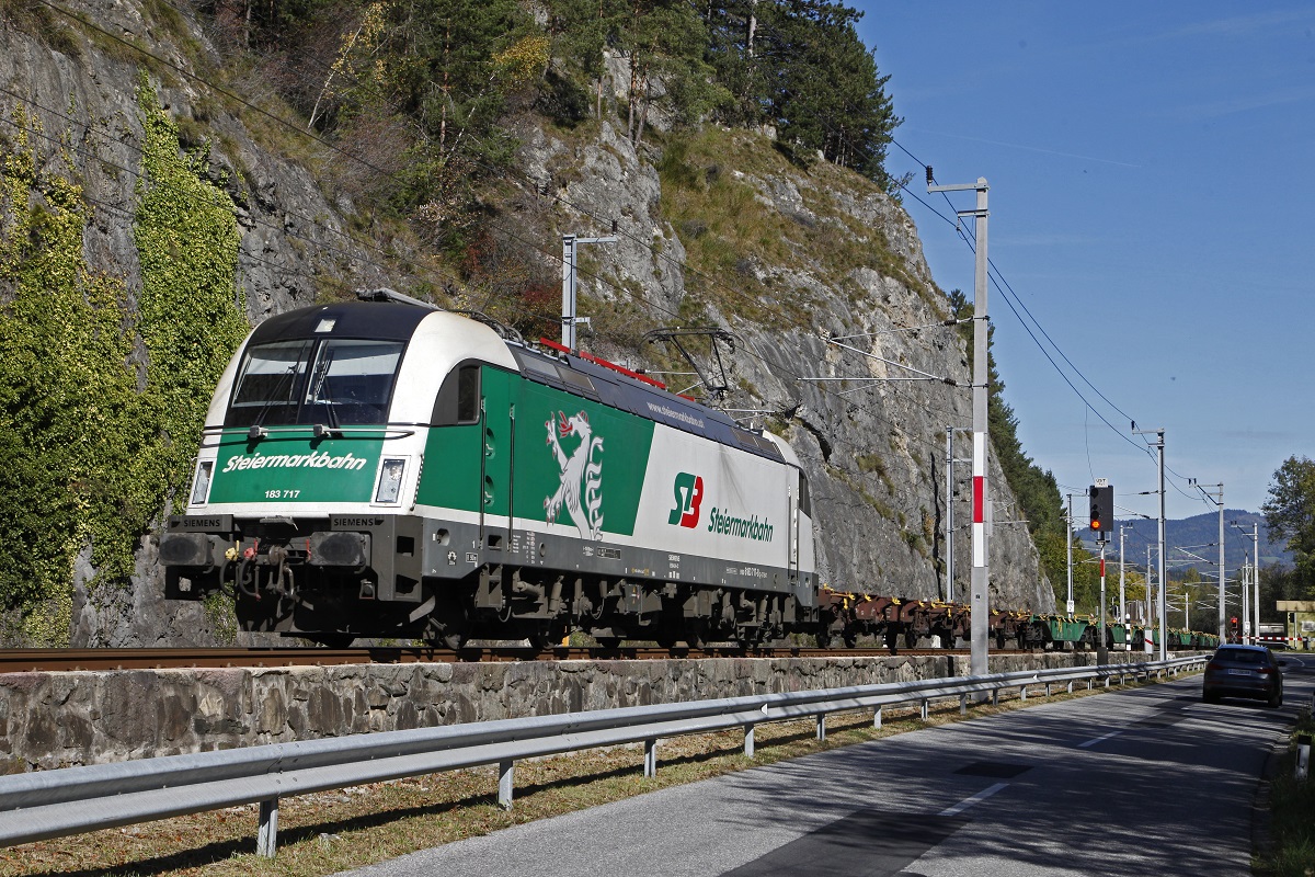 183 717 mit Güterzug bei Stübing am 11.10.2017.