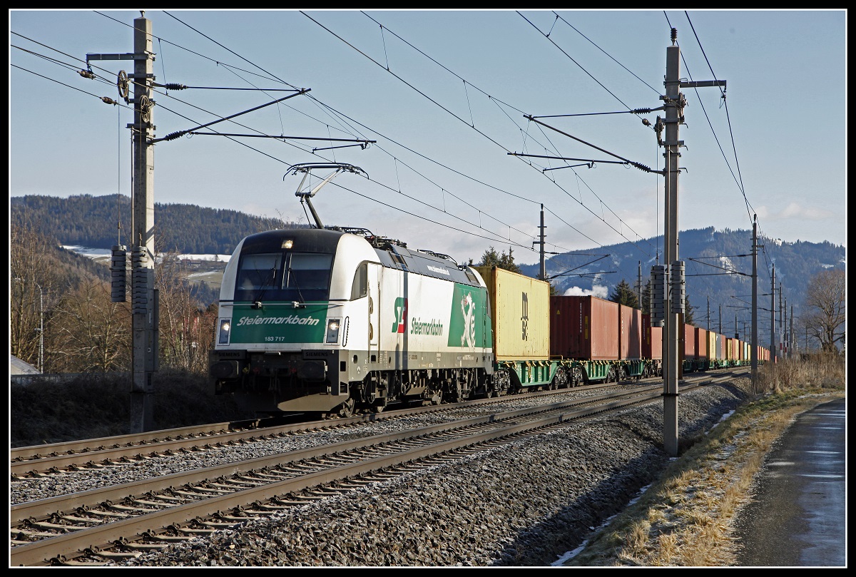 183 717 mit Güterzug bei Niklasdorf am 4.02.2019.