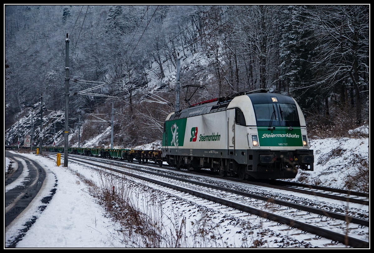 183 717 mit Güterzug zwischen Bruck an der Mur und Pernegg am 7.02.2018.