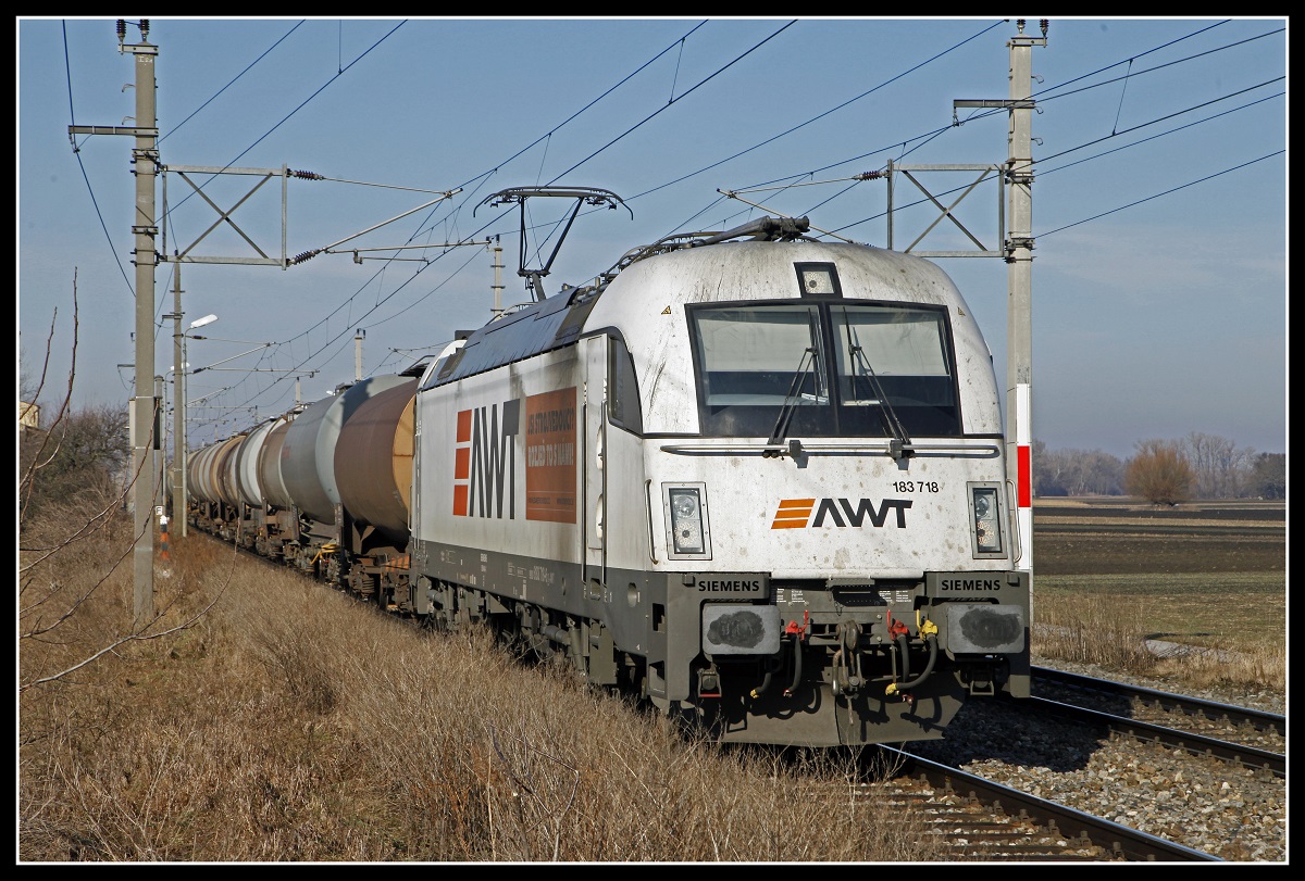 183 718 mit Güterzug bei Nickelsdorf am 5.02.2019.