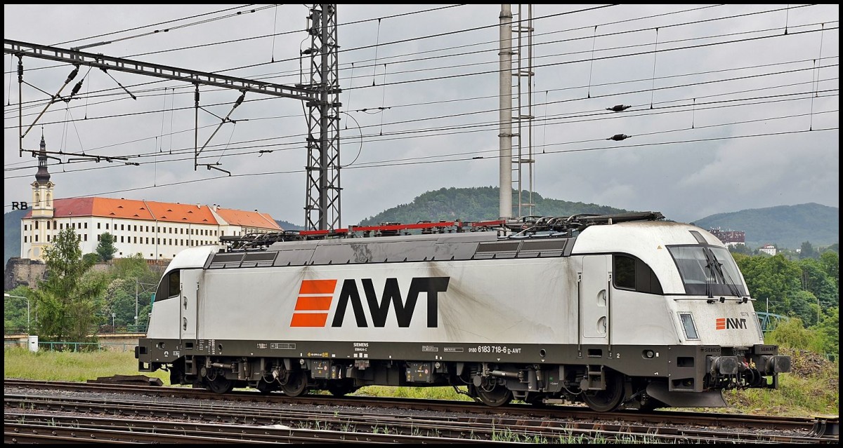 183 718 der tschechische Privatbahn Advanced World Transport (AWT) wartet im Bahnhof von Decin auf neue Aufgaben. Aufgenommen am 15.05.2015