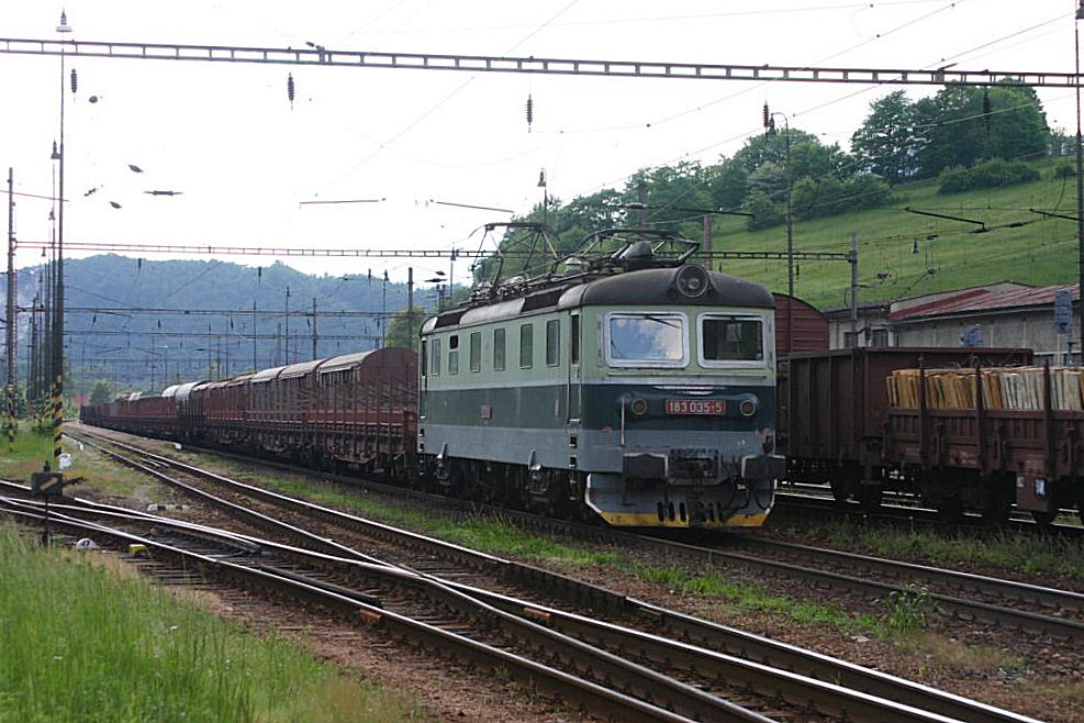 183035 ist bergwrts in Richtung Poprad unterwegs und begegnet am 2.6.2005 
im Bahnhof Kralovany einem Gterzug. 