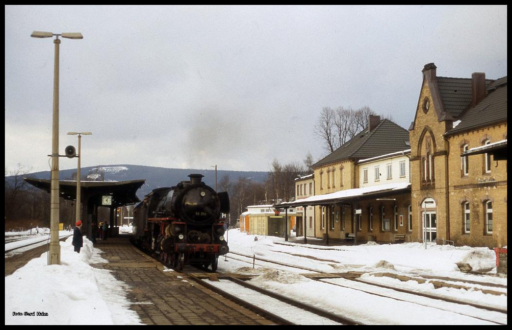 18316 durcheilt am 2.3.1996 um 17.10 Uhr mit einem Sonderzug den Bahnhof Zella Mehlis. Es grüßt freundlich der rot bemützte Bahnhofsvorstand am Bahnsteig!