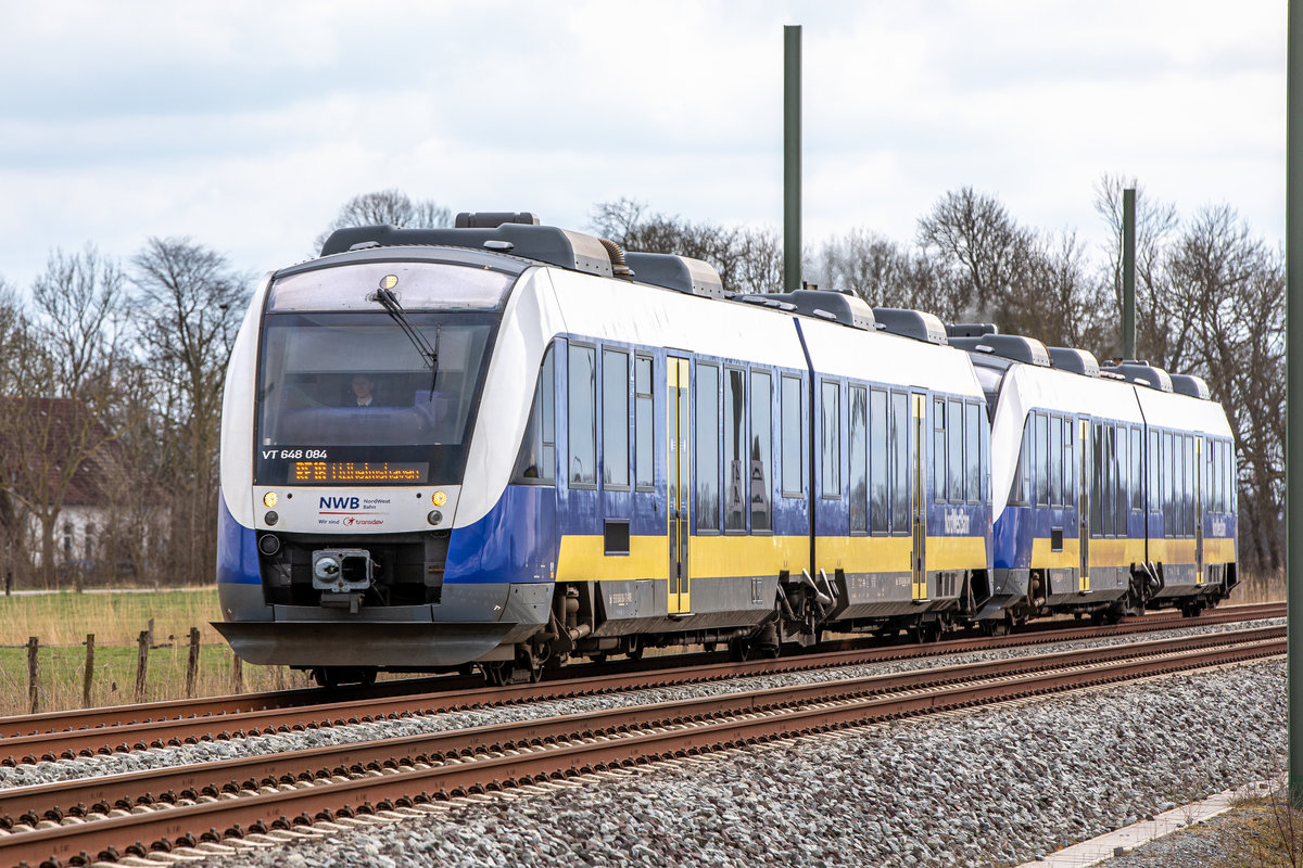 18.3.2021 - Nordwestbahn VT648 084 und VT648 088 als RE 18 von Osnabrück nach Wilhelmshaven. Fotografiert zwischen Varel und Sande auf freier Strecke