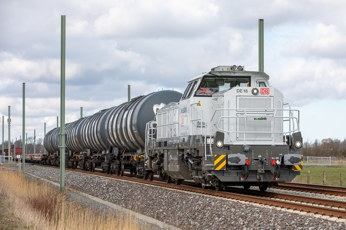18.3.2021 - Vossloh DE18 Mietlok DB BR 4185 042-3 mit einem gemischten Güterzug zwischen Sande und Varel - südwärts fahrend. Die Lok ist von der DB angemietet. Vermieter: D-NRAIL.
