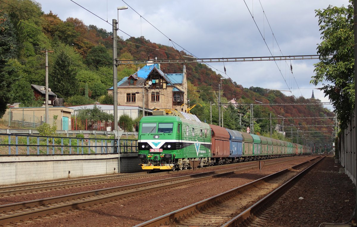 184 502-3 (SD) zu sehen mit einem Kohlezug am 22.09.18 in Ústí nad Labem.
Foto entstand von einem Bahnübergang!
