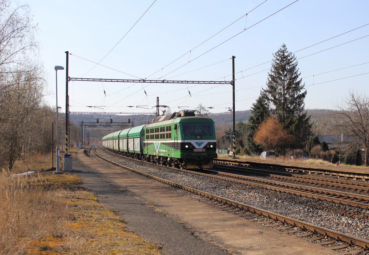 184 502-3 (SD) zu sehen am 20.03.22 in Želenice nad Bílinou.