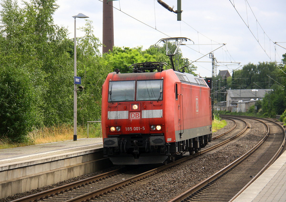 185 001-5 DB kommt als Lokzug aus Aachen-West(D) nach  Neuss(D) und kommt aus Richtung Aachen-West,Laurensberg,Richterich,Kohlscheid,Herzogenrath,Palenberg,Zweibrüggen,Frelenberg,Geilenkirchen,Süggerrath,Lindern,Brachelen,Hückelhoven-Baal,Baal und fährt durch Erkelenz in Richtung Herrath,Beckrath,Wickrath,Rheydt-Hbf,Mönchengladbach-Hbf. 
Aufgenommen vom Bahnsteig 1 in Erkelenz. 
Bei Sonne und Wolken am Nachmittag vom 12.6.2017. 