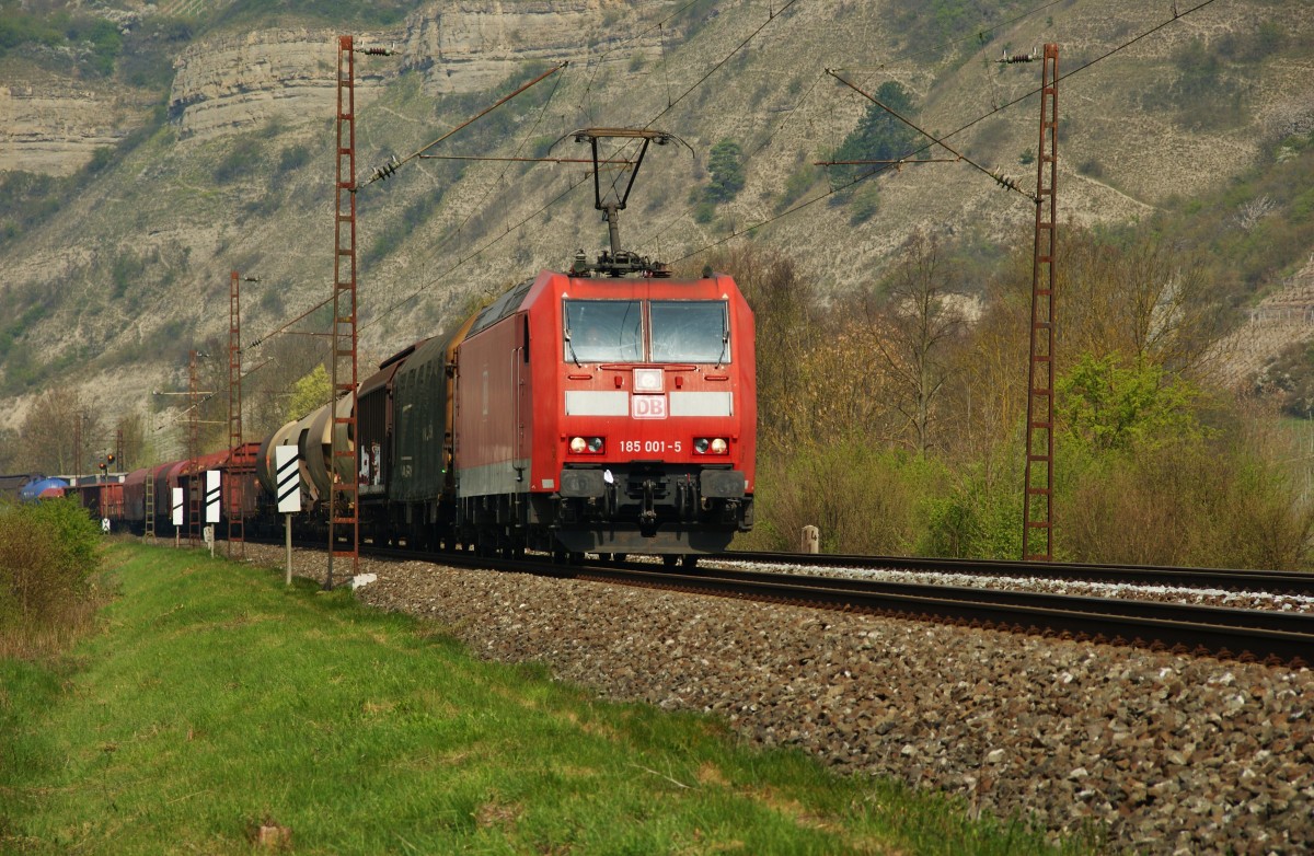 185 001-5 mit einen gemischten Güterzug am 01.04.14 bei Thüngersheim.