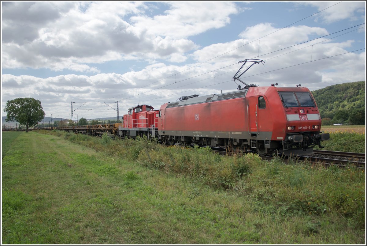 185 001-5 u.296 034-2 sind mit einen Schienenzug in Richtung Gemünden unterwegs,gesehen am 26.08.2020 bei Himmelstadt.
