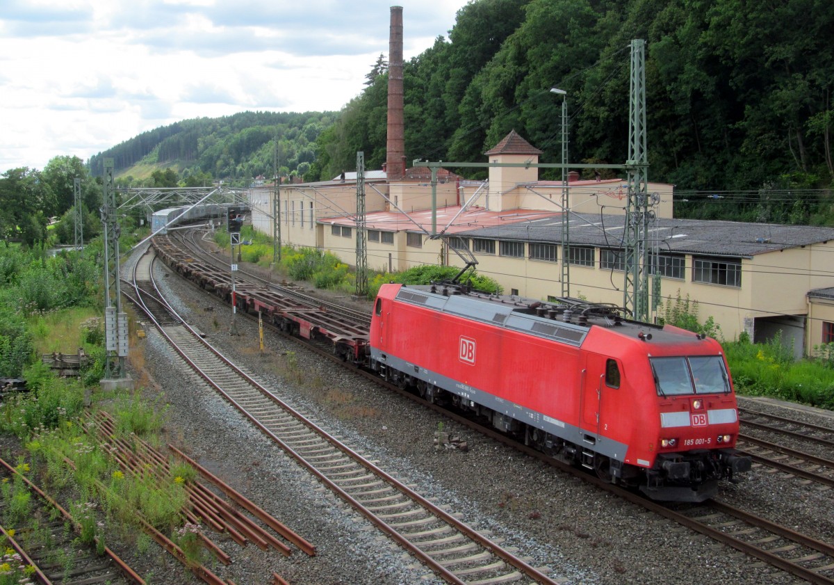 185 001-5 zieht am 09. August 2014 einen Containerzug durch Kronach in Richtung Saalfeld.