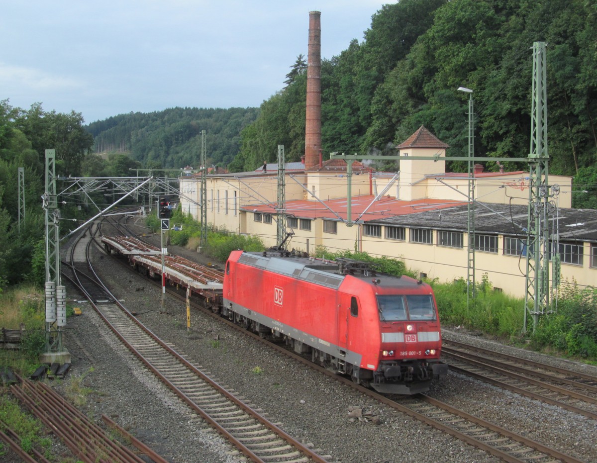 185 001-5 zieht am 20. August 2013 zwei Flachwagen, beladen mit Weichenteilen durch Kronach.