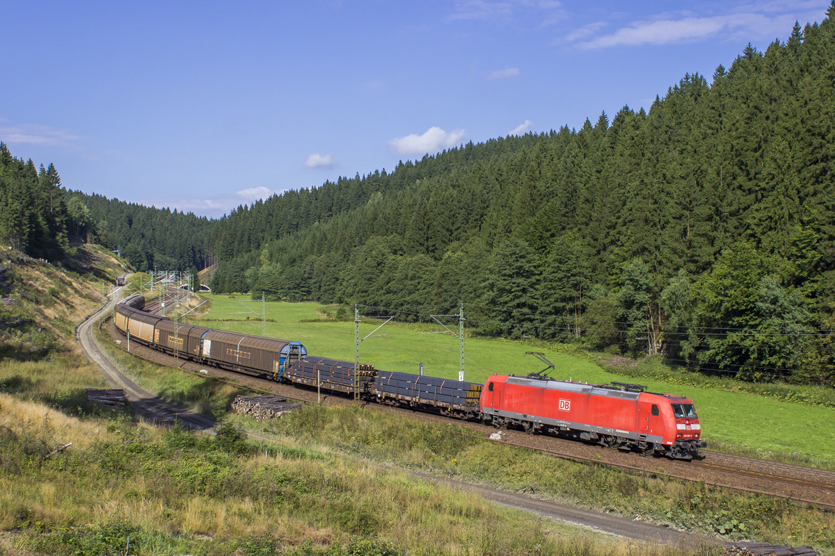 185 001 fhrt mit einem gemischten Gterzug aus Saalfeld talwrts Richtung Kronach (Frtschendorf, 20.08.2013)