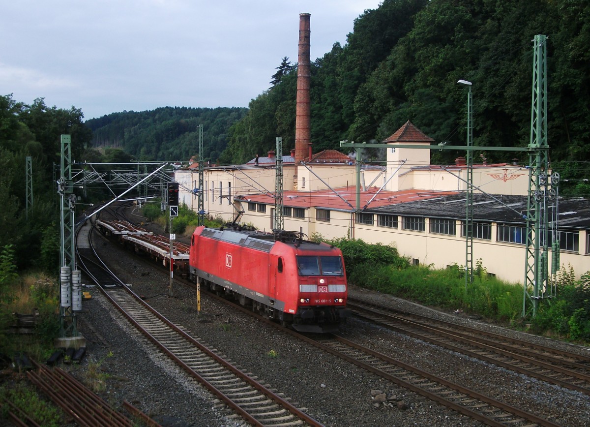 185 001 zieht am 20.August 2013 zwei Flachwagen durch Kronach Richtung Saalfeld.