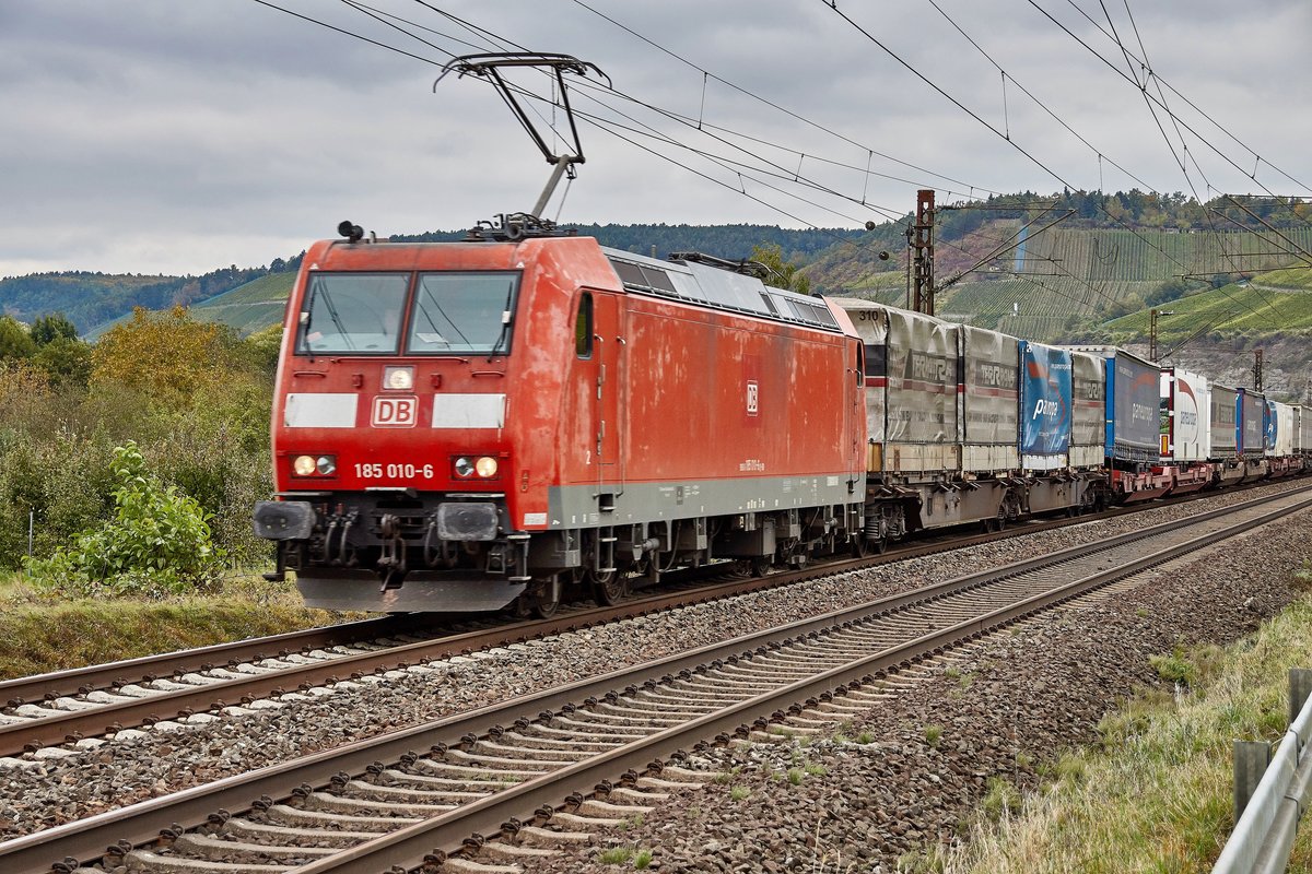 185 0010-6 mit einen Aufliegerzug bei Himmelstadt gesehen am 13.10.16.