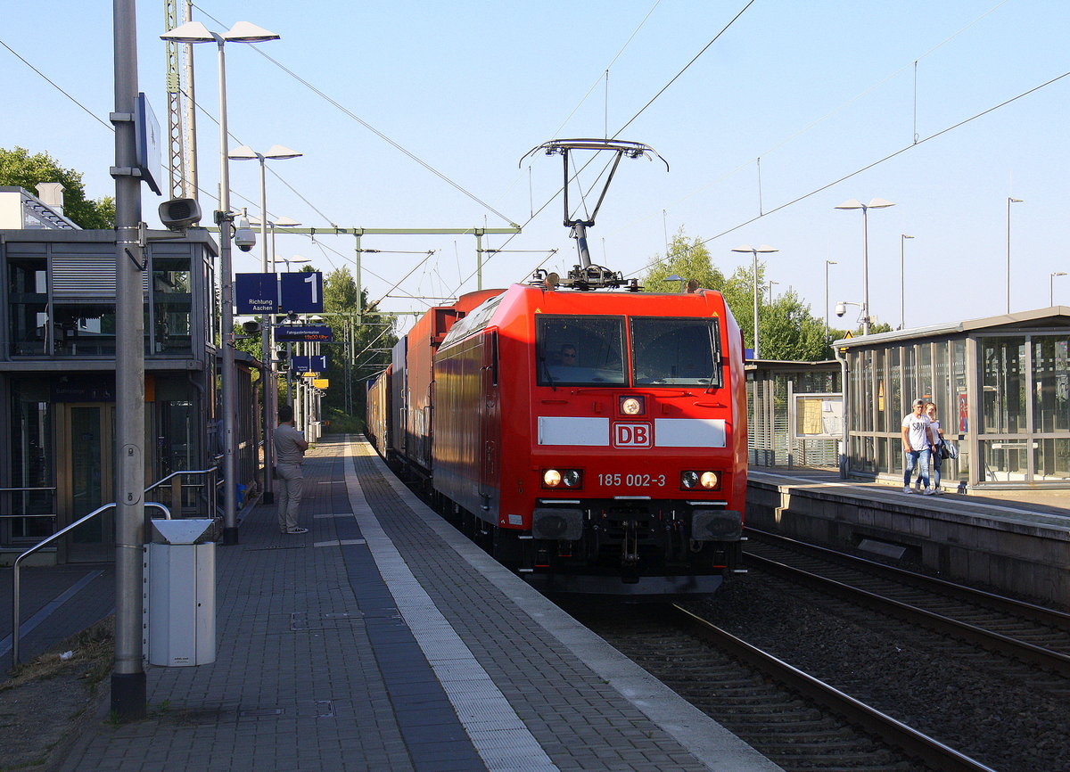 185 002-3 DB kommt mit einem Auto-Logistikzug aus Braunschweig-Rbf(D) nach Ruisbroek(B) und kommt aus Richtung Mönchengladbach-Hbf,Rheydt-Hbf,Wickrath,Beckrath,Herrath und fährt durch Erkelenz in Richtung Baal,Hückelhoven-Baal,Brachelen,Lindern,Süggerath,Geilenkirchen,Frelenberg,Zweibrüggen,Übach-Palenberg,Rimburg,Finkenrath,Hofstadt,Herzogenrath, Kohlscheid,Richterich,Laurensberg,Aachen-West. 
Aufgenommen vom Bahnsteig 1 in Erkelenz. 
Bei Sommerwetter am Abend vom 26.6.2017.