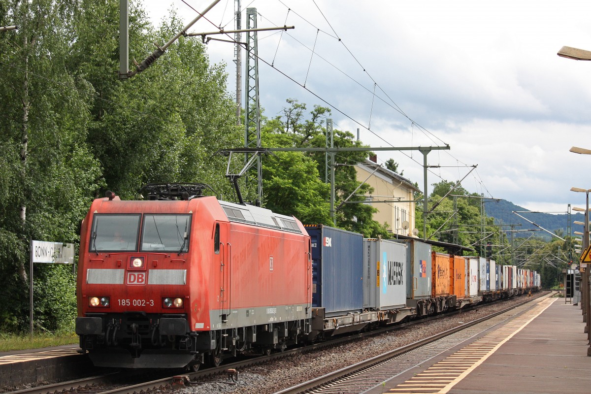 185 002 am 22.6.13 mit einem Containerzug in Bonn-Oberkassel.
