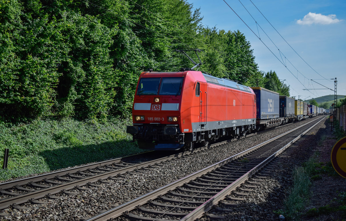 185 002 war am 14.06.2018 mit einem KLV Richtung Köln unterwegs, hier in Ebringen. Grüße an den Tf!