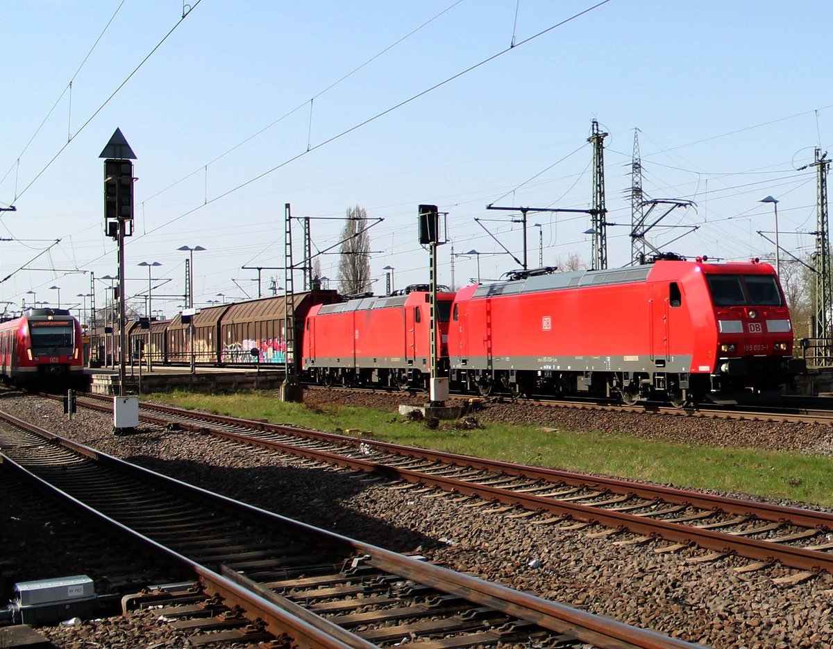 185 003-1 und 185 289-6 als Doppeltraktion am 08.04.2018 mit Güterzug auf der Riedbahn im Bahnhof Riedstadt-Goddelau.