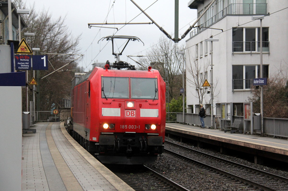 185 003-1 DB kommt aus Richtung Aachen-West mit einem LKW-Zug aus Zeebrugge-Vorming(B) nach Novara- Boschetto(I) und fährt durch Aachen-Schanz in Richtung Aachen-Hbf,Aachen-Rothe-Erde,Stolberg-Hbf(Rheinland)Eschweiler-Hbf,Langerwehe,Düren,Merzenich,Buir,Horrem,Kerpen-Köln-Ehrenfeld,Köln-West,Köln-Süd. 
Aufgenommen vom Bahnsteig von Aachen-Schanz. 
Bei Regenwetter am Morgen vom 4.4.2018.