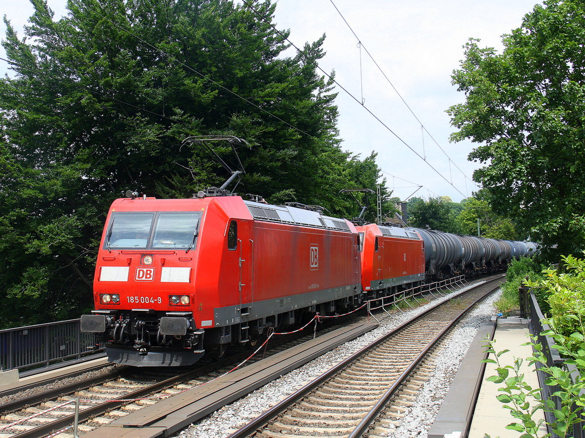 185 004-9 185 172-4 beide von DB und fahren durch Aachen-Schanz mit einem langen Ölzug aus Antwerpen-Petrol(B) nach Basel(CH) und kommen aus Richtung Aachen-West in Richtung Aachen-Hbf,Aachen-Rothe-Erde,Stolberg-Hbf(Rheinland)Eschweiler-Hbf,Langerwehe,Düren,Merzenich,Buir,Horrem,Kerpen-Köln-Ehrenfeld,Köln-West,Köln-Süd. 
Aufgenommen vom Bahnsteig von Aachen-Schanz.
Bei Sommerwetter am Mittag vom 23.6.2017.
