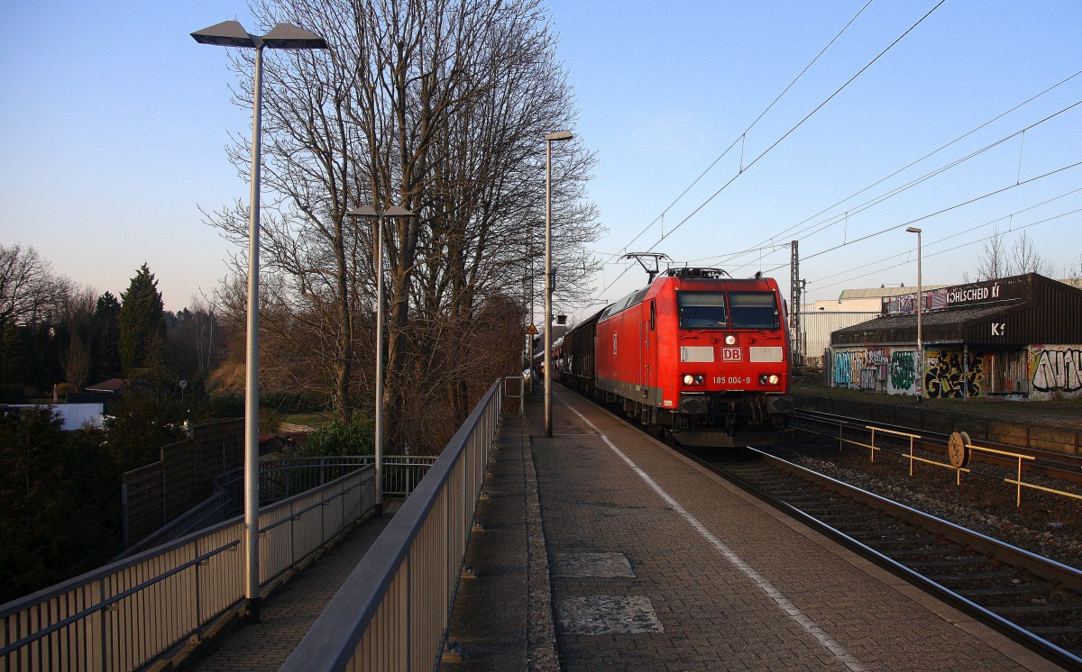 185 004-9 DB kommt durch Kohlscheid mit einem langen Audi-VW-Zug aus Osnabrück nach Kortenberg-Goederen(B) und fährt die Kohlscheider-Rampe hoch nach Aachen-West und fährt in Richtung Richterich,Laurensberg,Aachen-West.
Am einem schönem Frühlingsabend vom 17.3.2015.