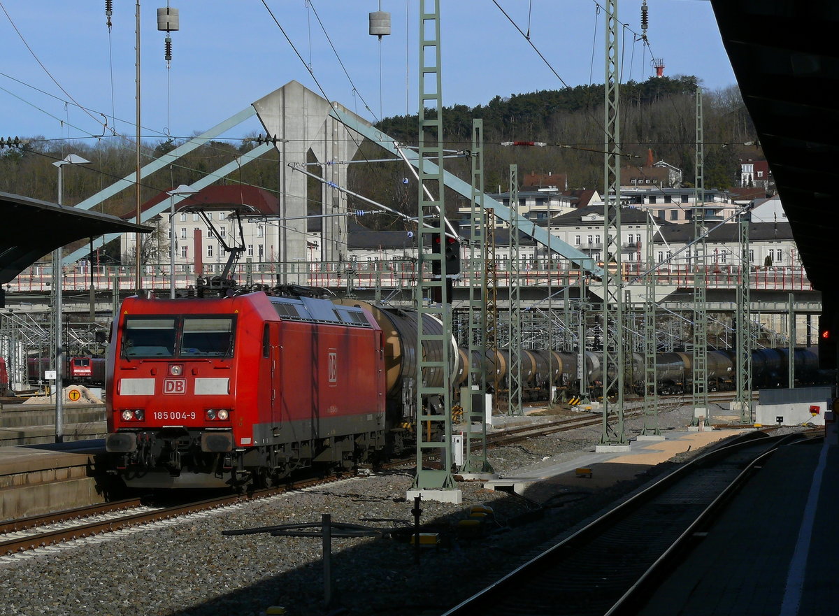 185 004 fuhr am 22.2.20 um 10:21 Uhr mit einem Kesselwagenzug ebenfalls durch Ulm gen München