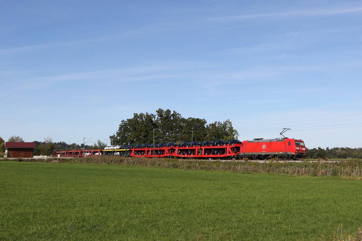 185 004 mit einem Autozug aus München kommend am 1. Oktober 2021 bei Bernau am Chiemsee.