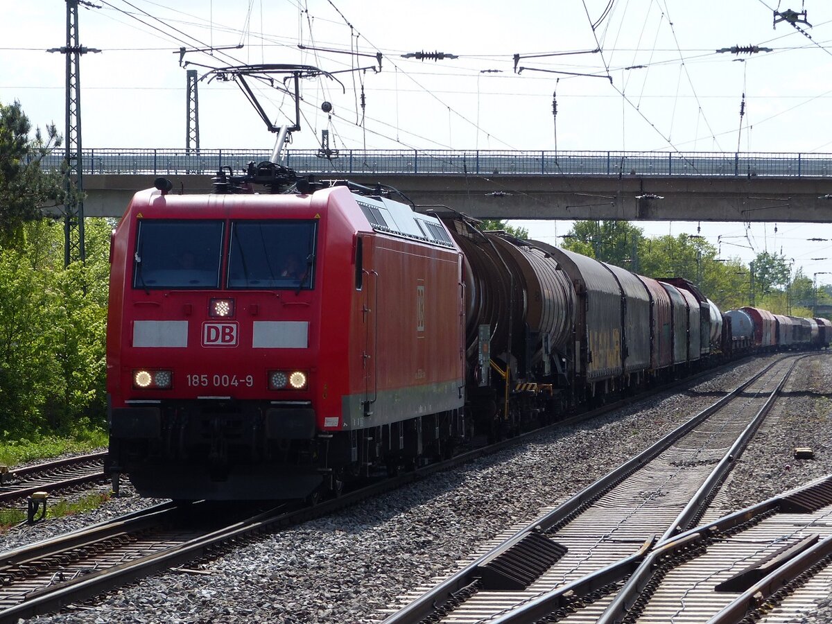 185 004 mit gemischtem Güterzug in Brock=Ostbevern, 05.05.2022