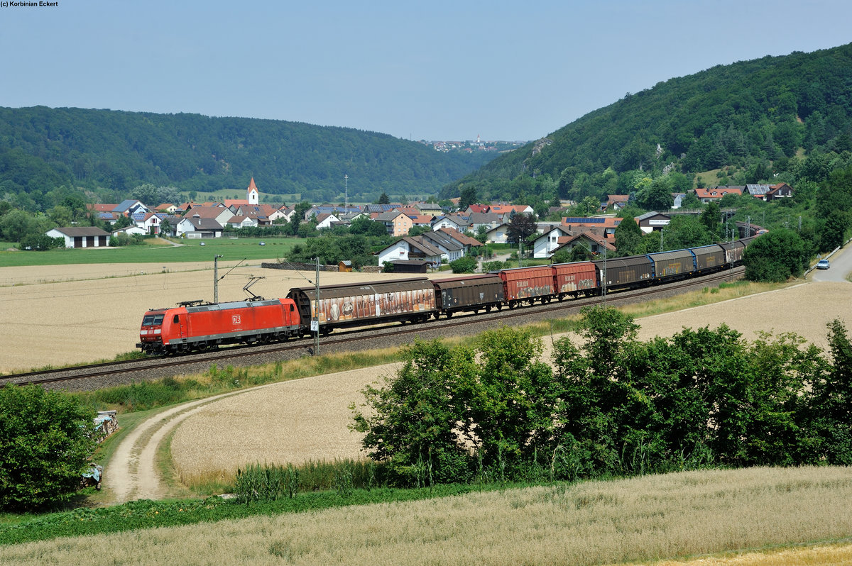 185 005-6 mit einem Autozug aus Ingolstadt Richtung Treuchtlingen bei Breitenfurt, 17.07.2015