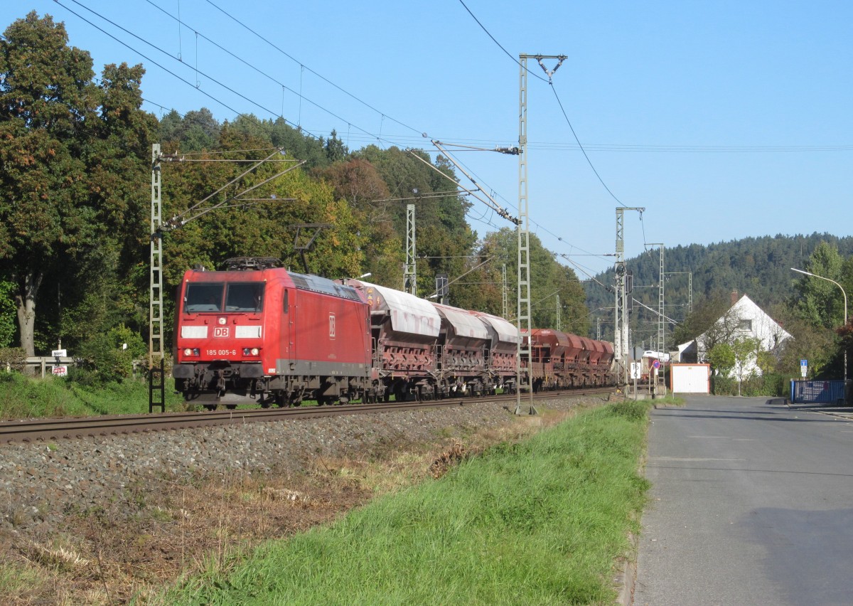 185 005-6 zieht am 03. Oktober 2013 einen gemischten Gterzug durch das Kronacher Stadtgebiet in Richtung Lichtenfels.