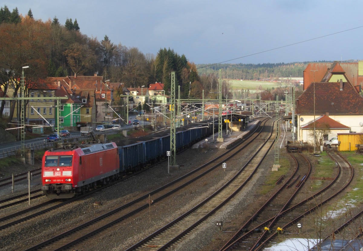 185 005-6 zieht am 26. November 2013 einige offene Güterwagen der PKP (beladen mit Kohle) durch Kronach in Richtung Lichtenfels.