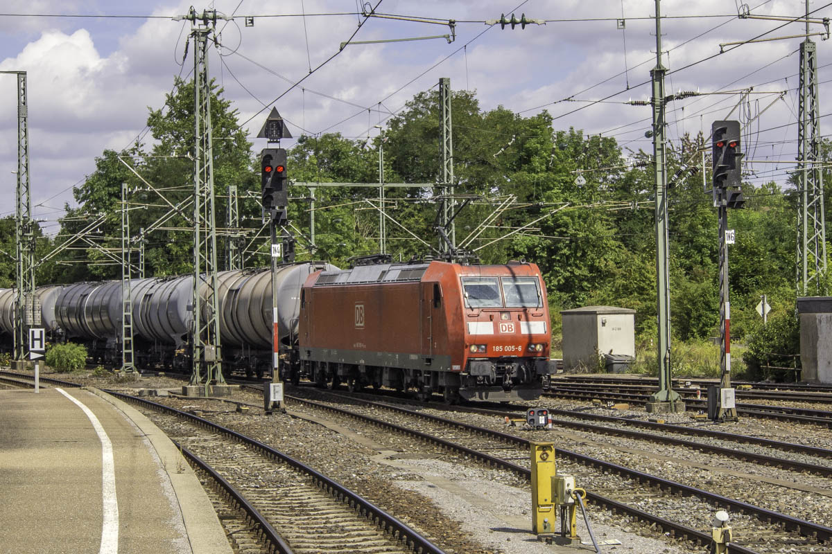 185 005 fuhr am 20.8.14 mit einem Güterzug aus Nürnberg in Crailsheim auf dem bahnsteiglosen Gleis 6 ein.