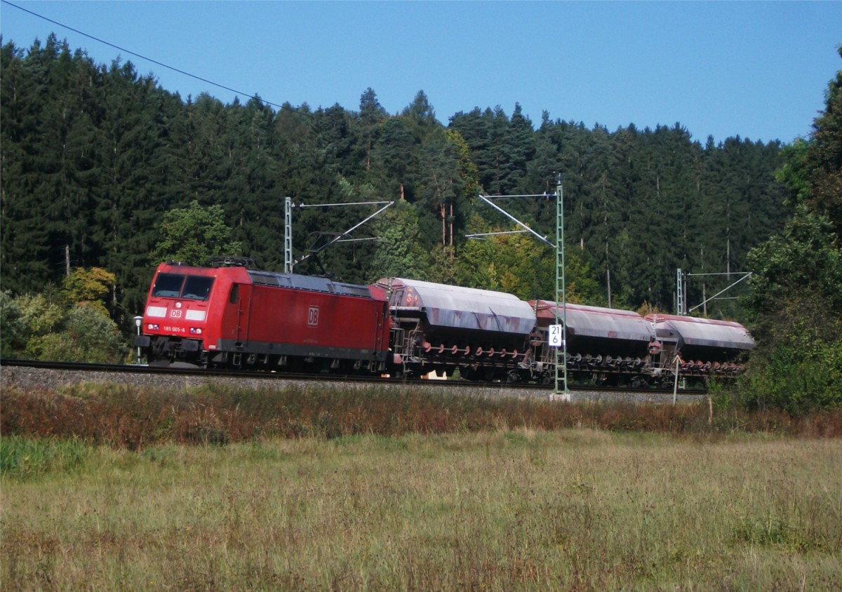 185 005 zieht am 03.Oktober 2013 einen gemischten Gterzug bei Halach(b. Kronach) Richtung Lichtenfels.