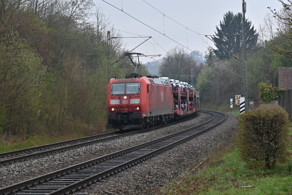 185 006-4  mit dem Millionenzug am Mittag des 29.4.2021 in Neckargerach  gen  Binau.