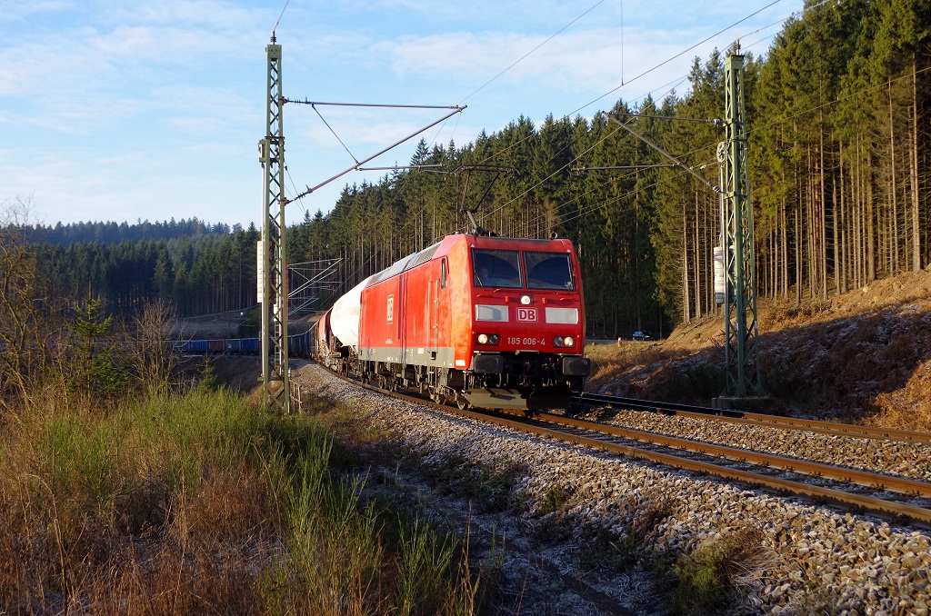 185 006 DB Schenker mit gemischten Güterzug am 31.12.2013 bei Steinbach am Wald gen Saalfeld. 