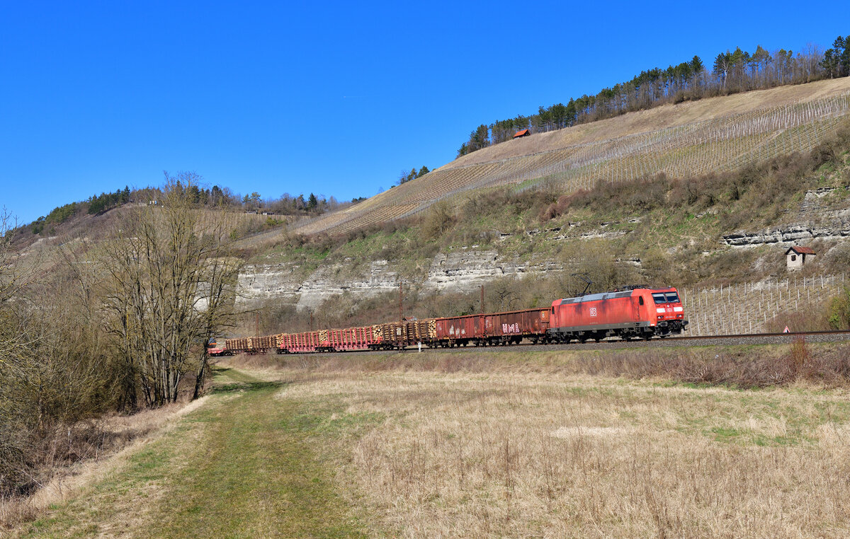 185 006 mit einem Güterzug am 08.03.2022 bei Himmelstadt.