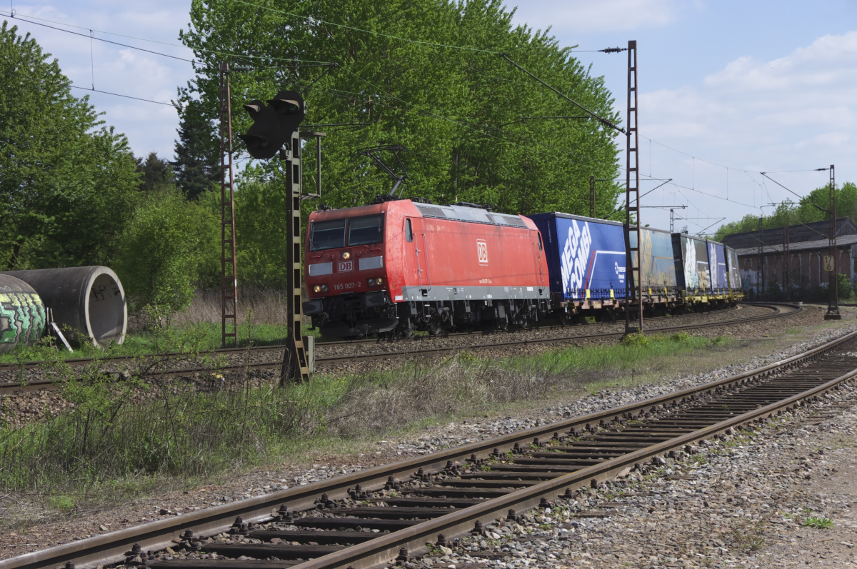 185 007 bringt den Mega Combi Containerzug aus Richtung Saarbrücken nach Dillingen Saar. 09.05.2017 Bahnstrecke 3230 Saarbrücken - Karthaus bei Bous Saar, Gelände ehemaliges Brückenaußenlager Karthaus.