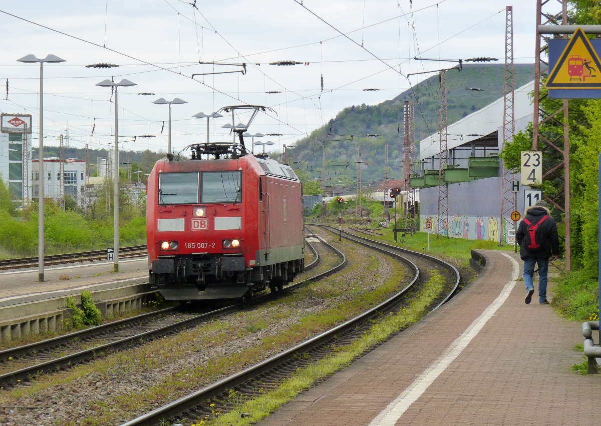 185 007 hat den Auftrag den Schrägblechwagenzug von der Dillinger Hütte abzuholen. Bahnstrecke 3230 Saarbrücken - Karthaus in Saarlouis Hbf. am 29.04.2016