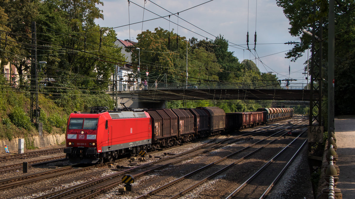 185 008-0 ist am 27. Juli 2018 mit einem schönen Mischer in Offenburg unterwegs. 
