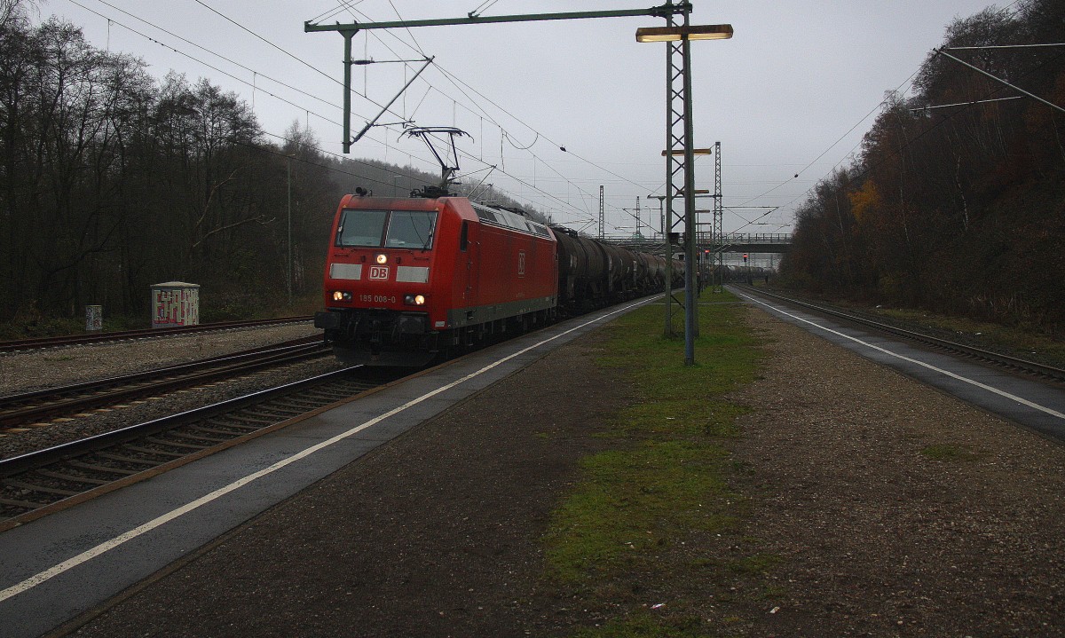 185 008-0 DB kommt aus Richtung Aachen-West mit einem langen Kesselzug aus  Antwerpen-BASF(B) nach Ludwigshafen-BASF(D) und fährt durch den Stolberger-Hbf(Rheinland) in Richtung Köln.
Bei Nebelwolken am Vormittag vom 6.12.2014.