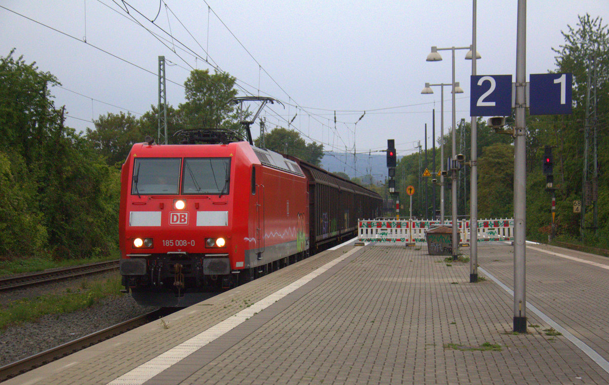 185 008-0 DB  kommt mit einem Papierzug aus Zeebrugge(B) nach Köln-Gremberg(D) und kommt aus Richtung Aachen-West,Aachen-Schanz,Aachen-Hbf und fährt durch Aachen-Rothe-Erde in Richtung Eilendorf,Stolberg-Hbf(Rheinland),Eschweiler-Hbf,Langerwehe,Düren,Merzenich,Buir,Horrem,Kerpen-Köln-Ehrenfeld,Köln-West,Köln-Süd. Aufgenommen vom Bahnsteig 1 in Aachen-Rothe-Erde. 
Bei Wolken am Abend vom 3.9.2018.