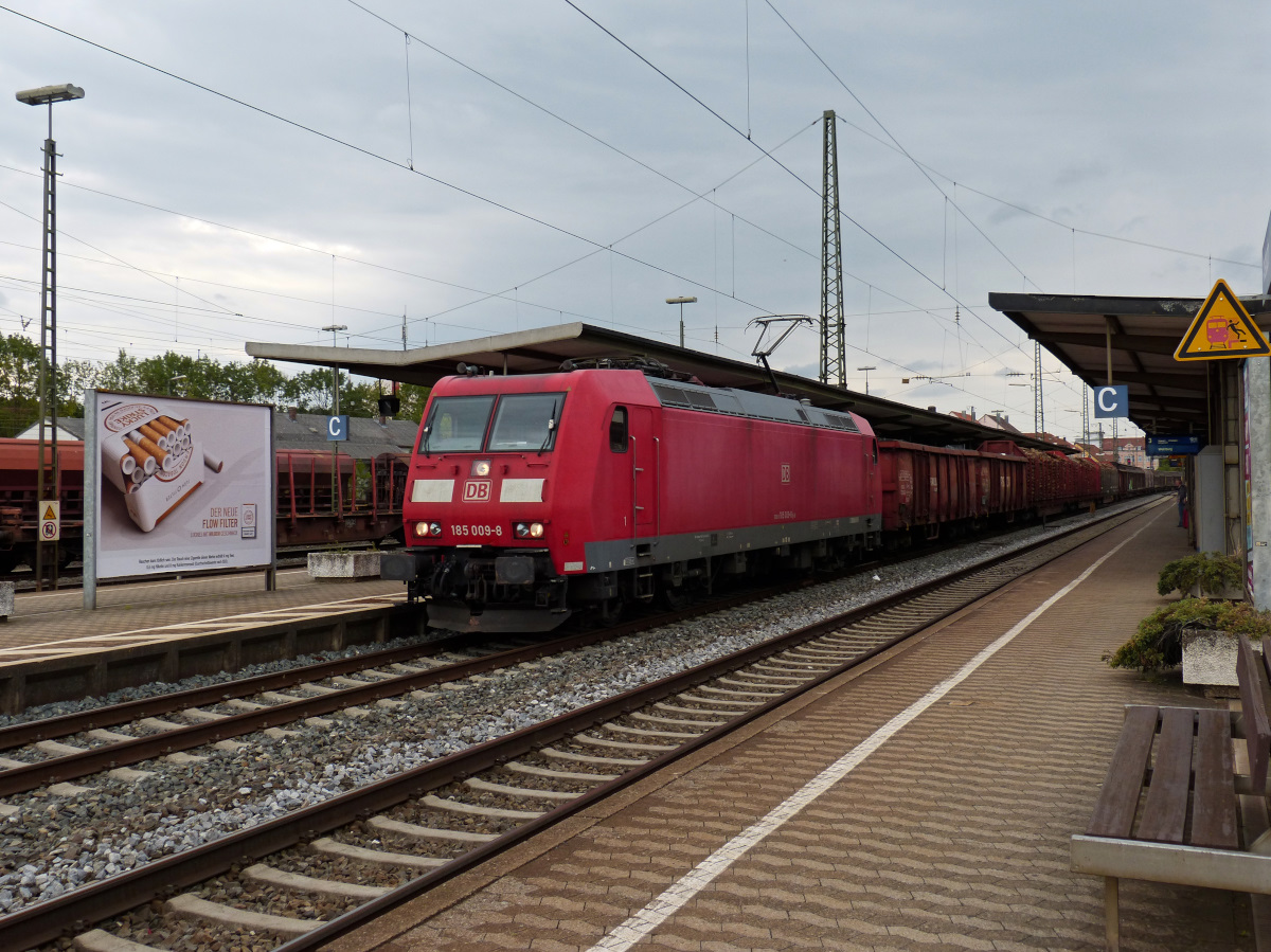 185 009-3 durchfährt im flotten Tempo den Bahnhof Ansbach. 28.08.2015