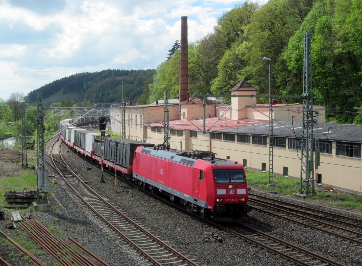 185 009-8 zieht am 22. April 2014 einen Containerzug durch Kronach in Richtung Saalfeld.
