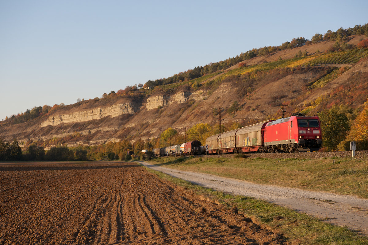 185 009 mit einem gemischten Güterzug bei Thüngersheim Richtung Würzburg, 13.10.2018